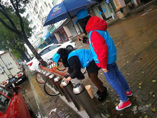 同心蓝精灵服务队学雷锋冒雨清理临海公共自行车点 以实际行动守护共享出行