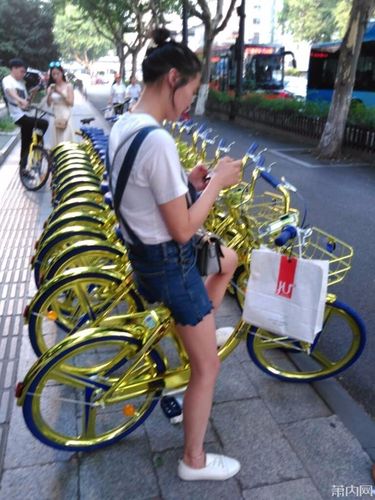土豪金共享单车亮相萧山 是创新还是“辣眼睛”？